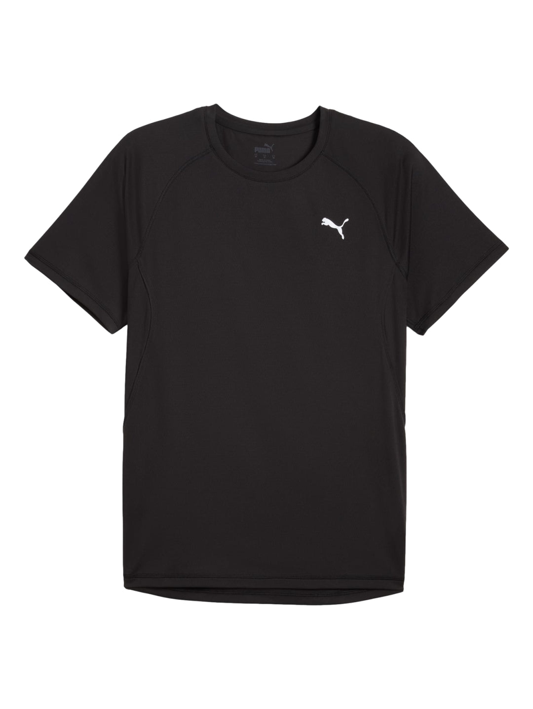 Hombre vistiendo una camiseta deportiva Puma de color negro y manga corta.
