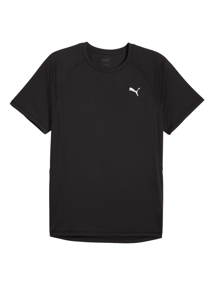 Hombre vistiendo una camiseta deportiva Puma de color negro y manga corta.