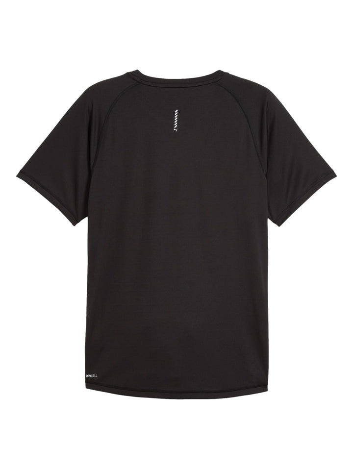 Hombre vistiendo una camiseta deportiva Puma de color negro y manga corta.