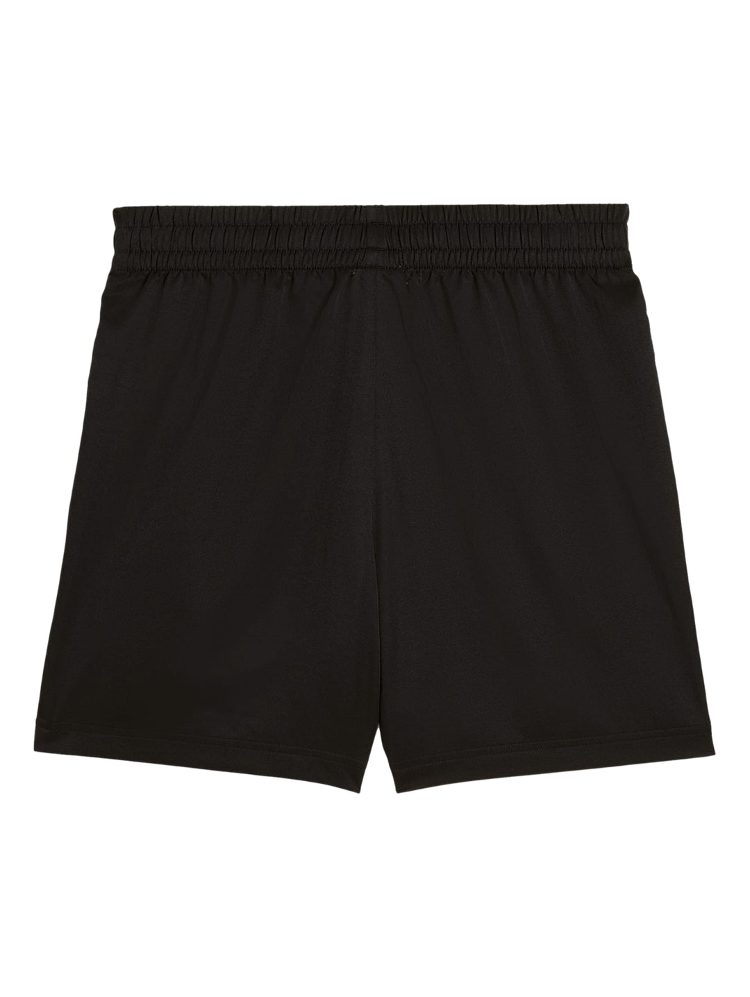 Hombre vistiendo shorts deportivos PUMA de color negro, calcetines blancos y tenis blancos.