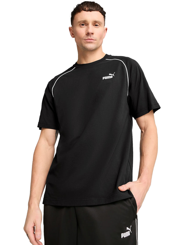Hombre vistiendo camiseta deportiva PUMA de color negro con detalles blancos en los hombros.