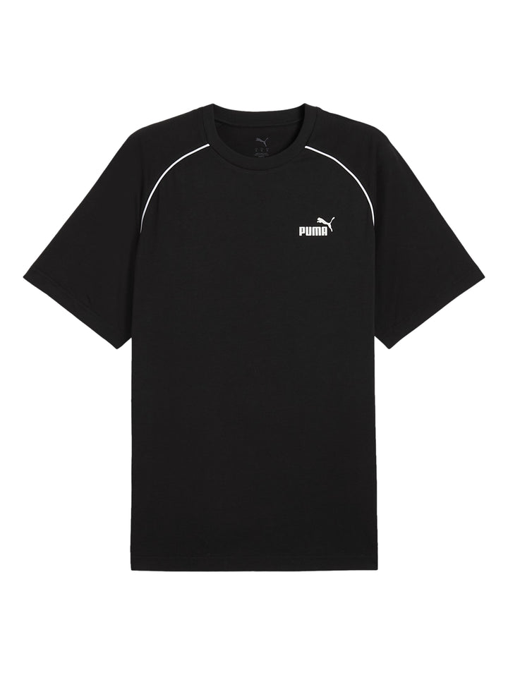 Hombre vistiendo camiseta deportiva PUMA de color negro con detalles blancos en los hombros.