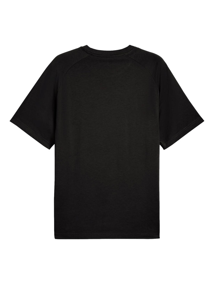 Hombre vistiendo camiseta deportiva PUMA de color negro con detalles blancos en los hombros.