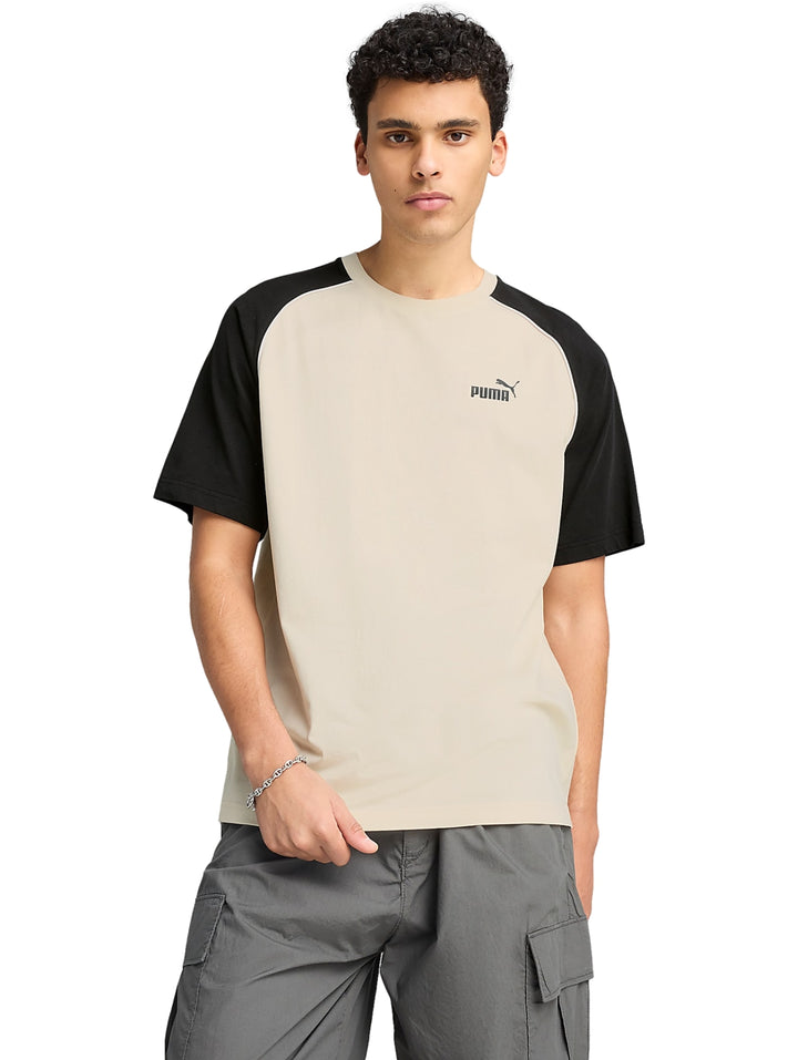 Hombre vistiendo camiseta PUMA de color beige con mangas negras y logotipo en el pecho.