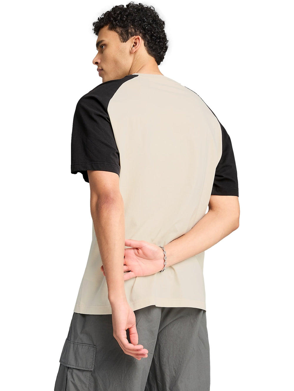 Hombre vistiendo camiseta PUMA de color beige con mangas negras y logotipo en el pecho.