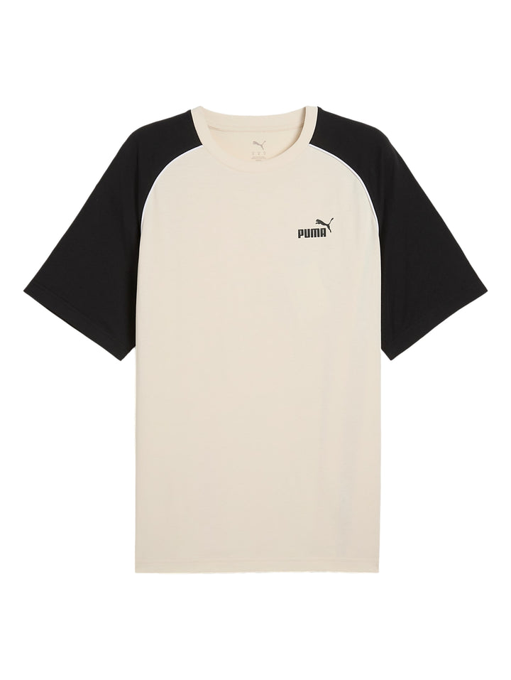 Hombre vistiendo camiseta PUMA de color beige con mangas negras y logotipo en el pecho.