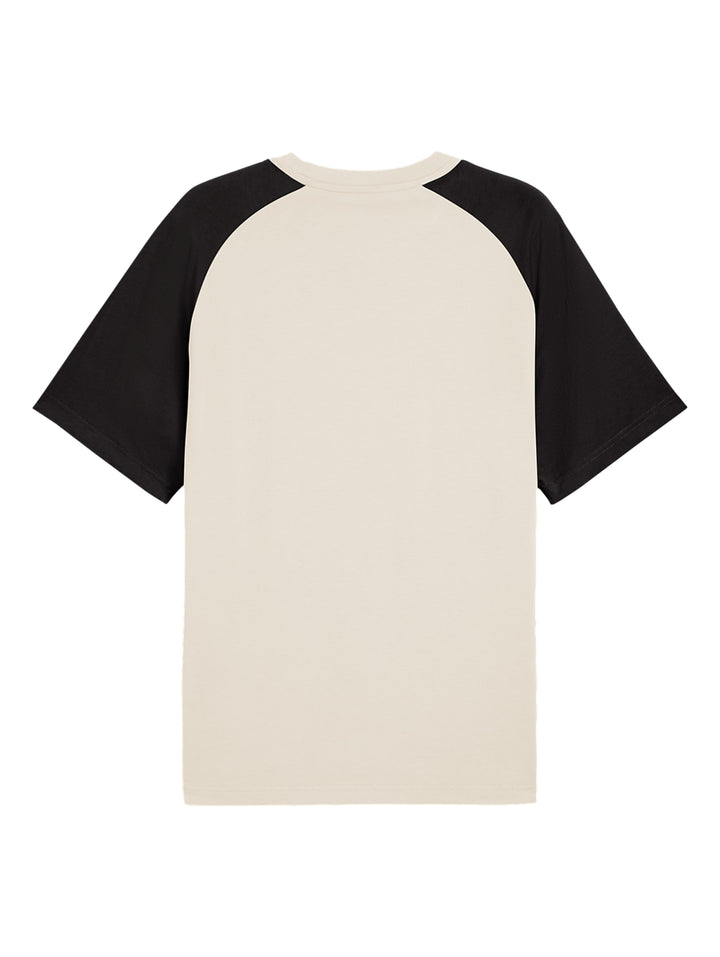 Hombre vistiendo camiseta PUMA de color beige con mangas negras y logotipo en el pecho.