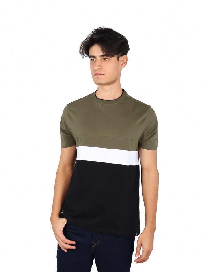 Playera de manga corta para hombre con diseño de bloques horizontales en colores verde oliva, blanco y negro.