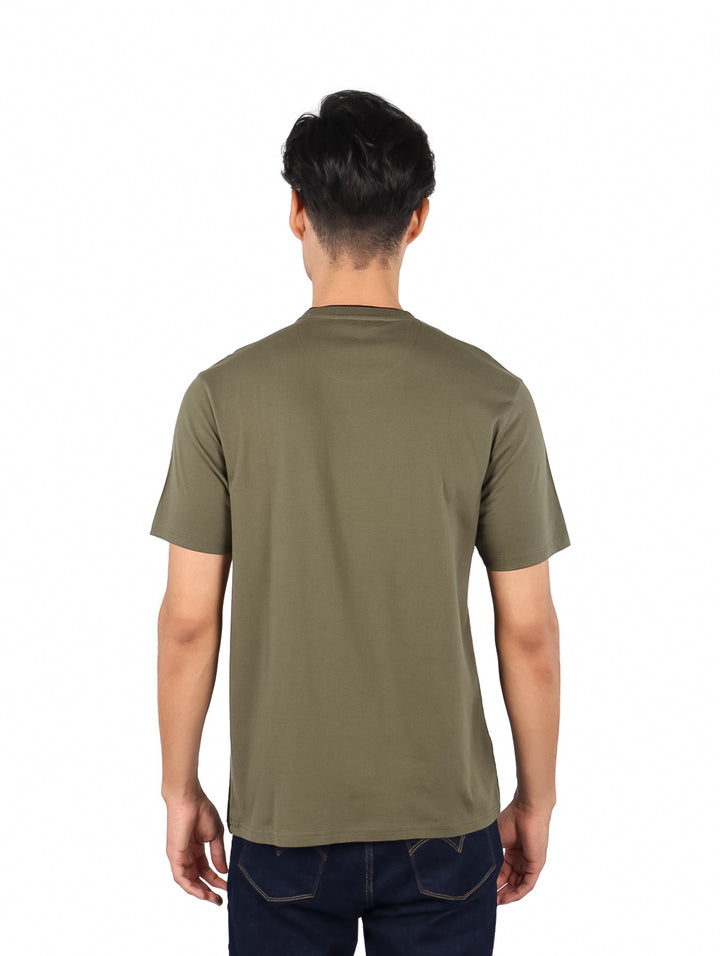 Playera de manga corta para hombre con diseño de bloques horizontales en colores verde oliva, blanco y negro.