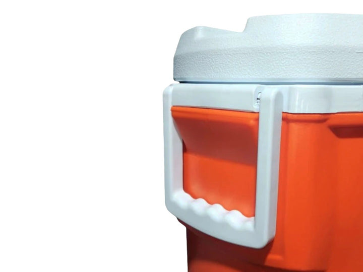 Termo dispensador NYC King de 5 galones en color naranja con tapa y asas blancas y grifo inferior.