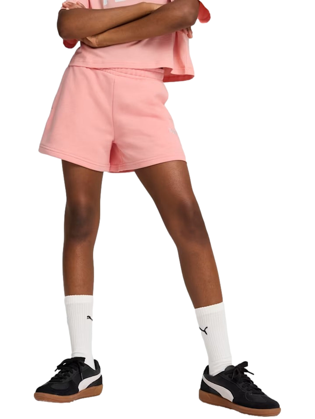 Pantalones cortos deportivos PUMA en color rosa claro para Niño o Niña.