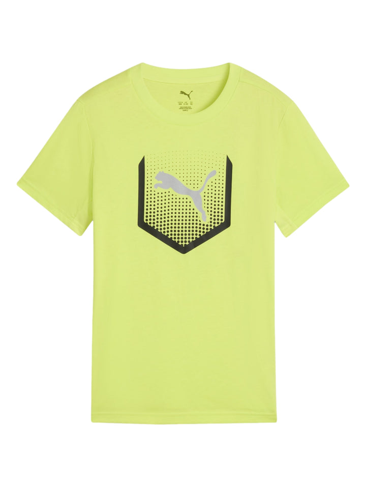 Niño vistiendo camiseta y shorts deportivos color amarillo limón con detalles gráficos en negro de PUMA.