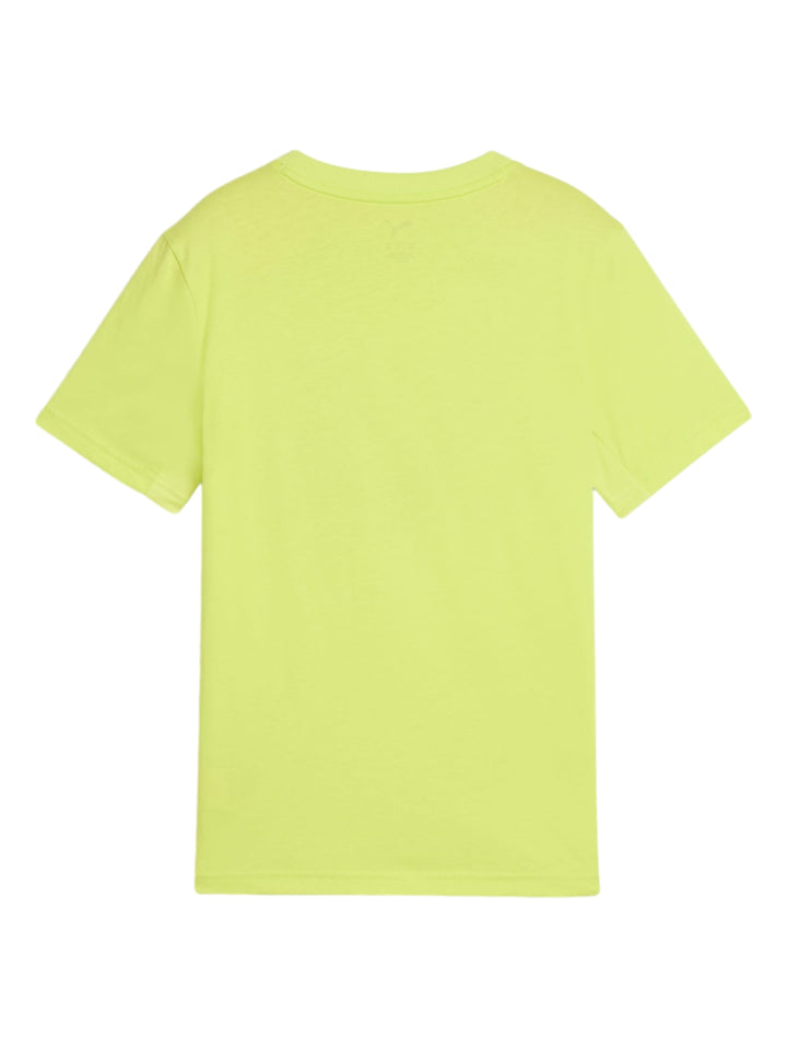 Niño vistiendo camiseta y shorts deportivos color amarillo limón con detalles gráficos en negro de PUMA.