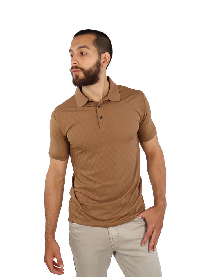 Hombre vistiendo una playera polo de color khaki con cuello y manga corta.