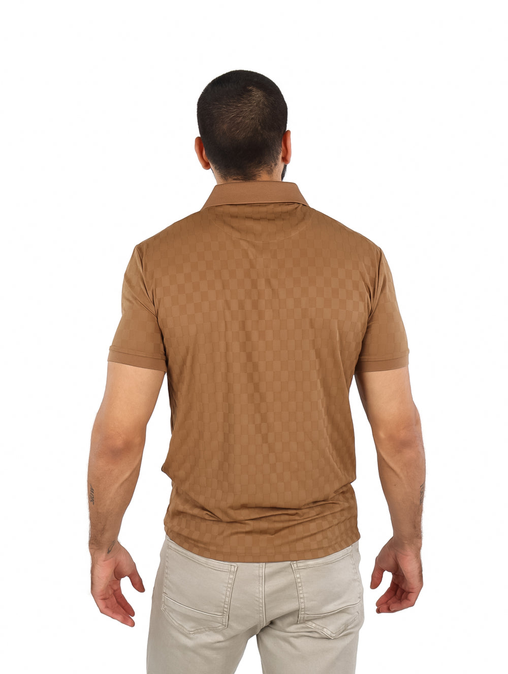 Hombre vistiendo una playera polo de color khaki con cuello y manga corta.