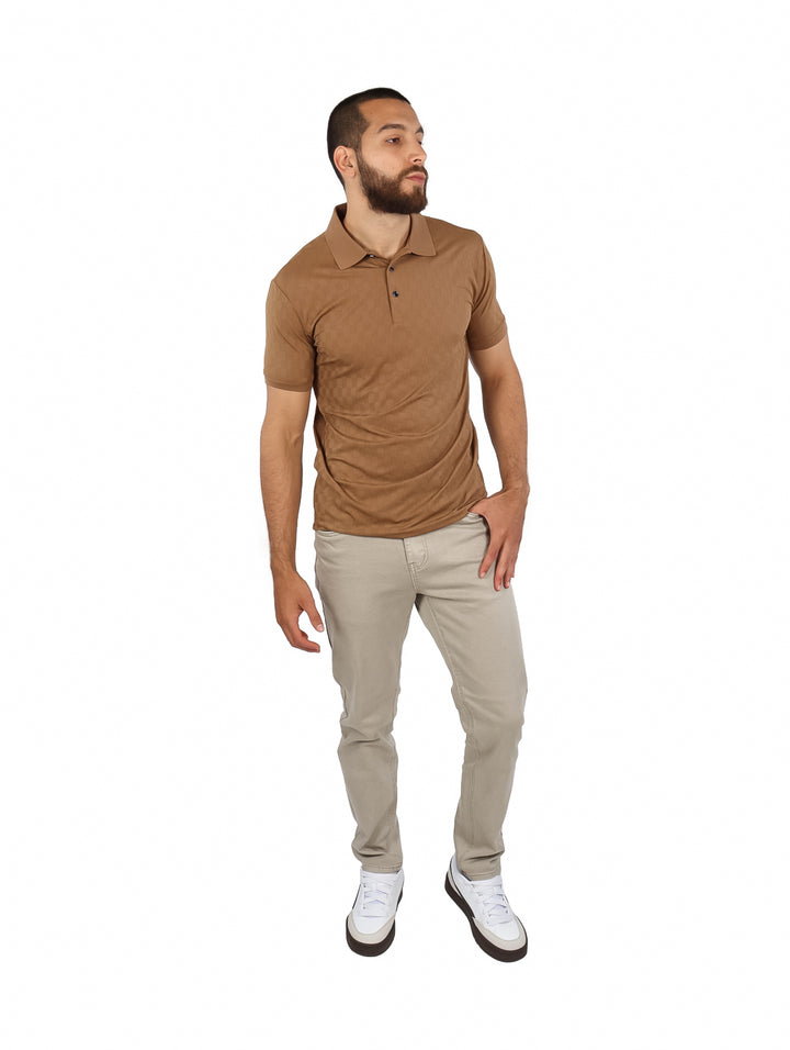 Hombre vistiendo una playera polo de color khaki con cuello y manga corta.