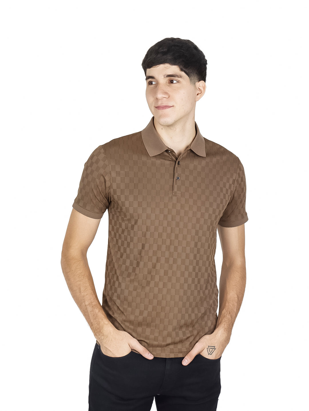 Hombre vistiendo una playera polo color marrón con patrón cuadriculado y manga corta.