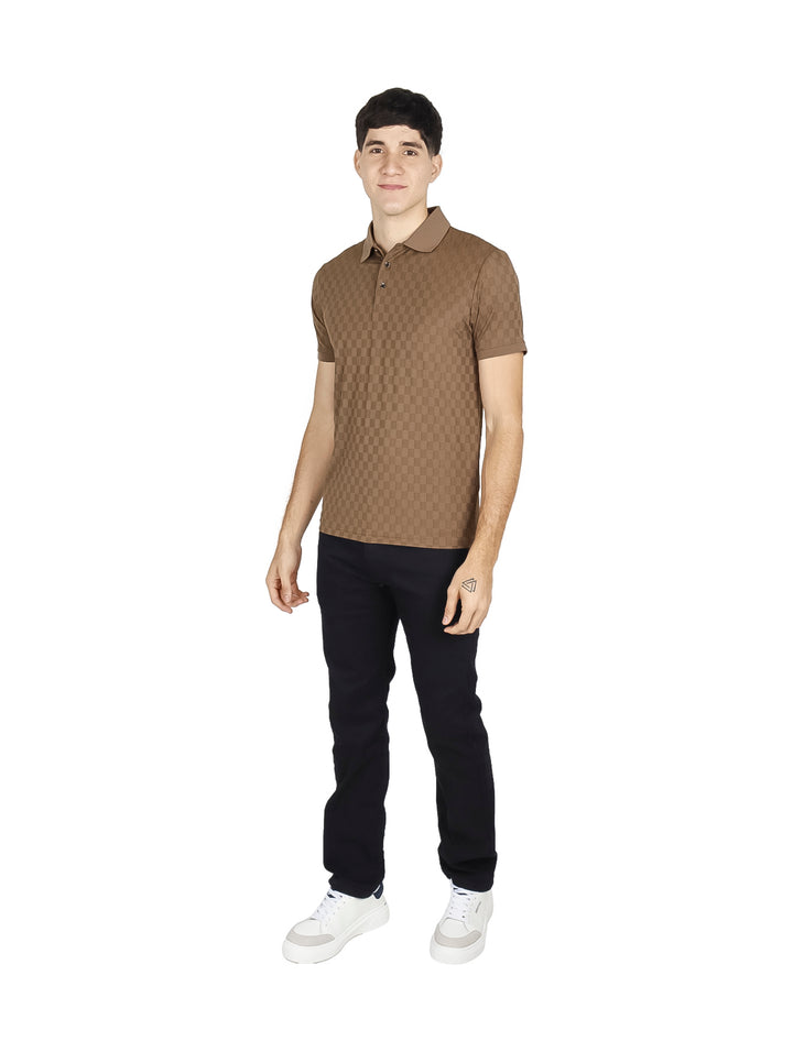 Hombre vistiendo una playera polo color marrón con patrón cuadriculado y manga corta.