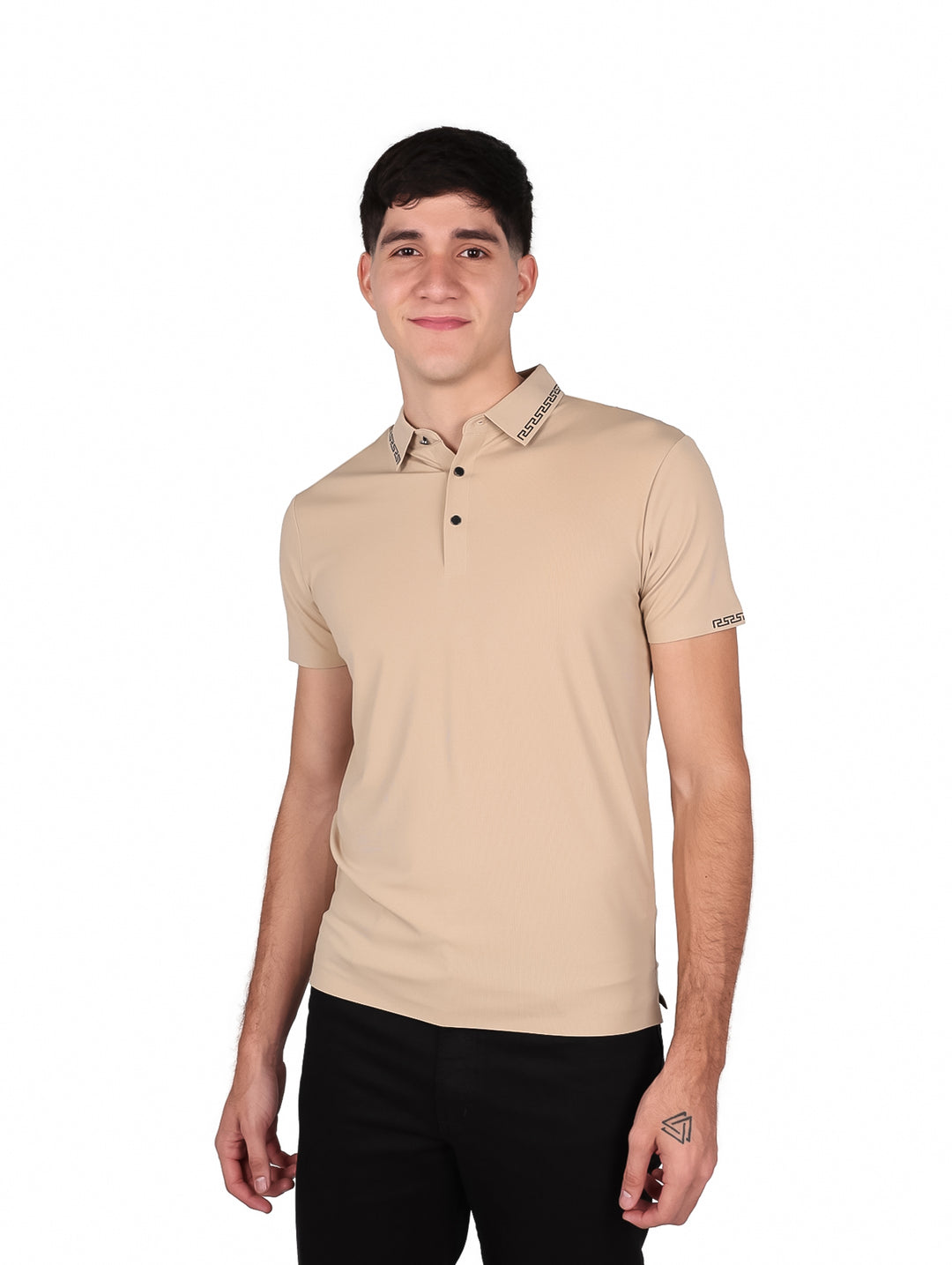 Hombre vistiendo polo beige de manga corta con detalles decorativos en el cuello y puños.