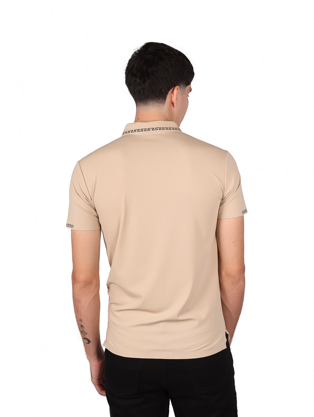Hombre vistiendo polo beige de manga corta con detalles decorativos en el cuello y puños.