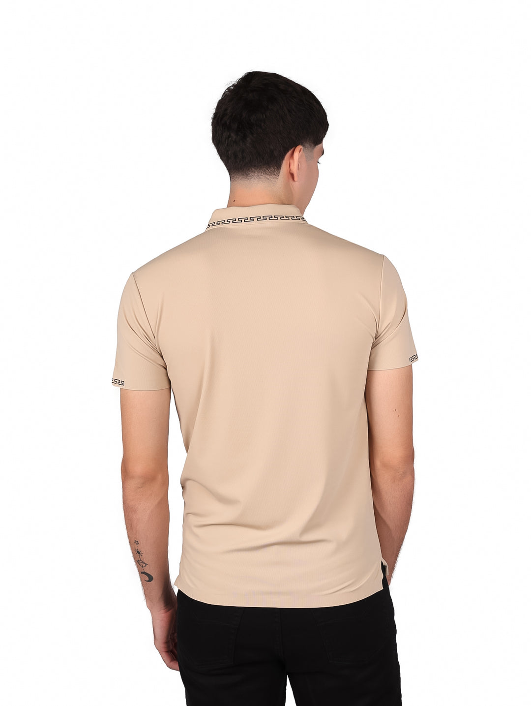 Hombre vistiendo polo beige de manga corta con detalles decorativos en el cuello y puños.