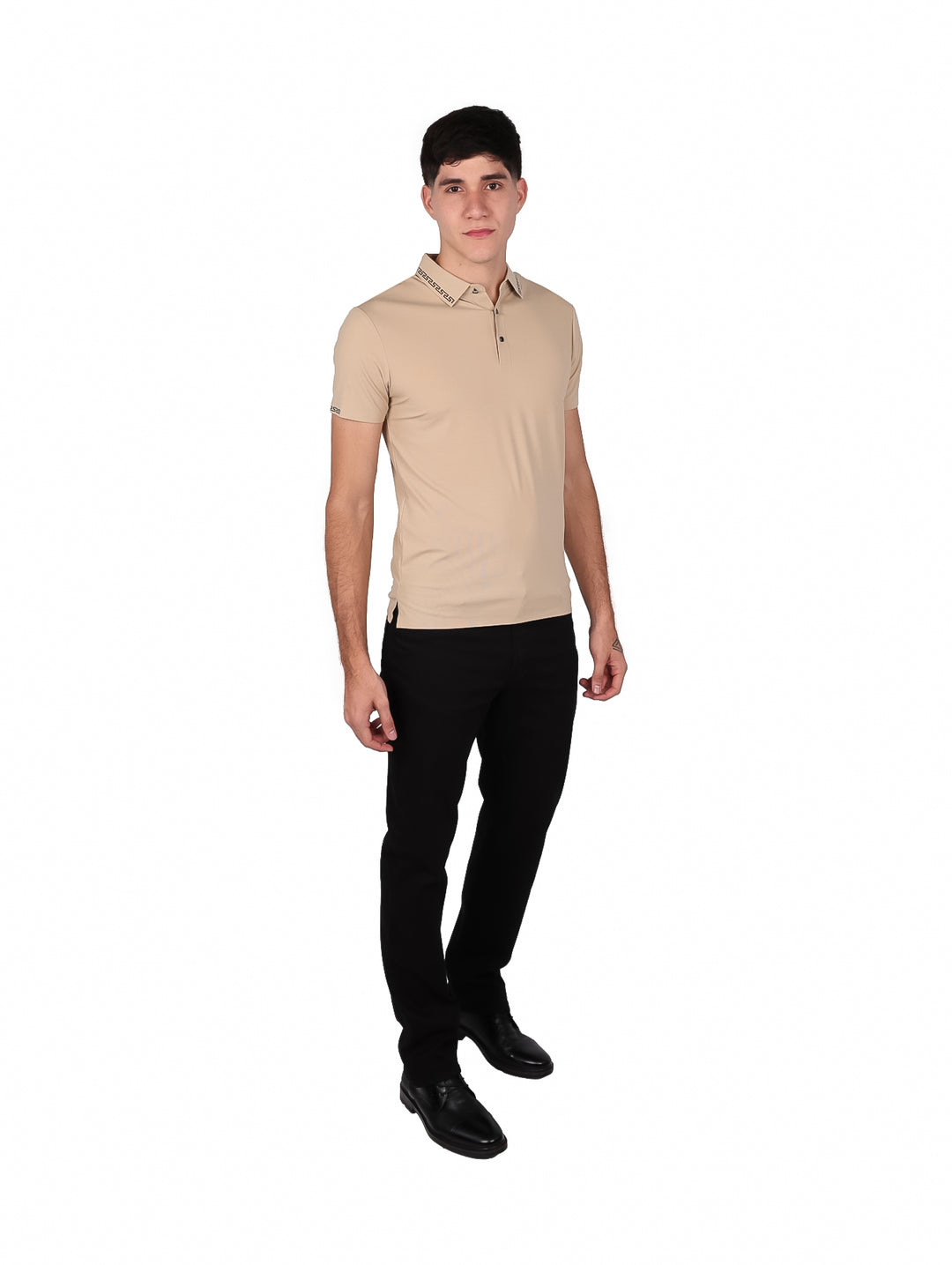 Hombre vistiendo polo beige de manga corta con detalles decorativos en el cuello y puños.