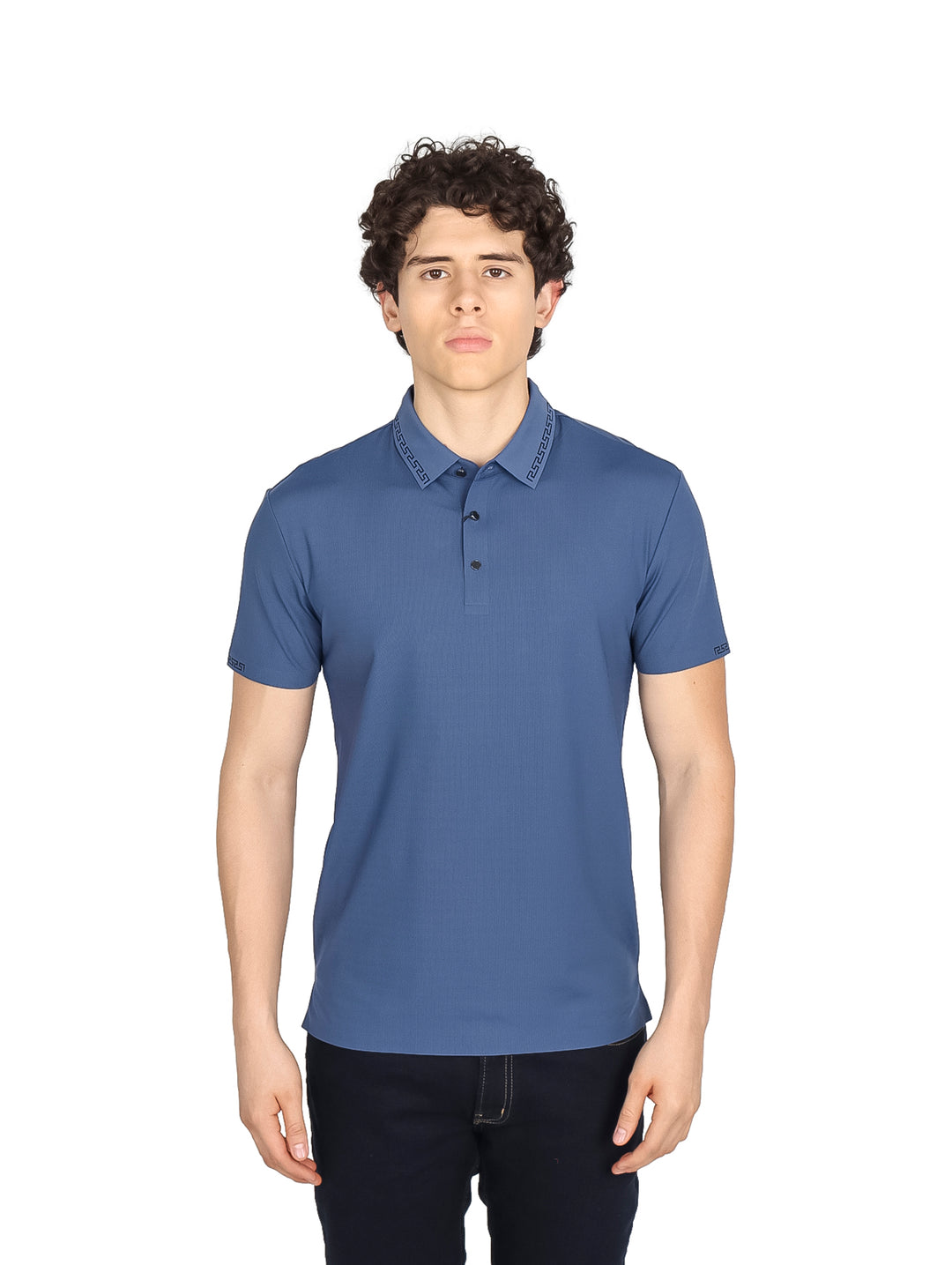 Hombre vistiendo una playera polo de color azul marino de manga corta.
