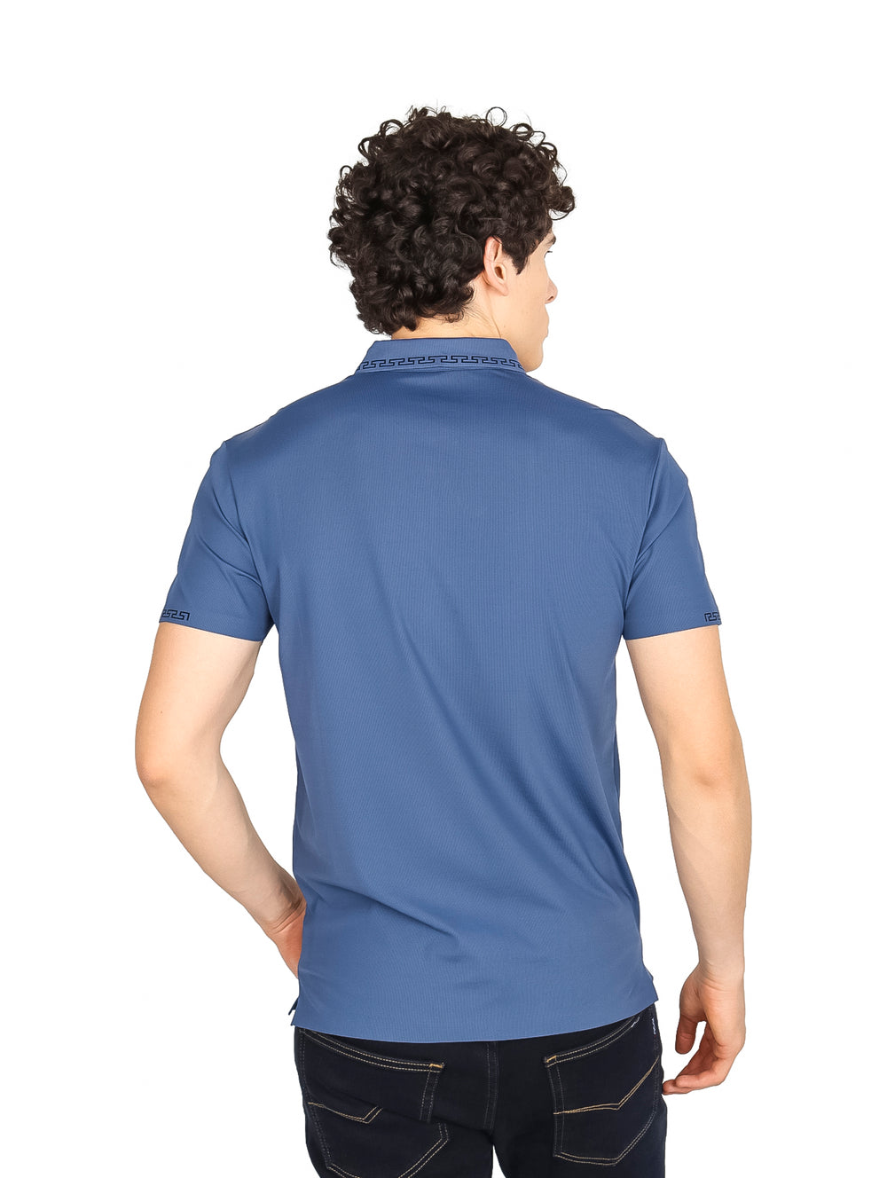 Hombre vistiendo una playera polo de color azul marino de manga corta.