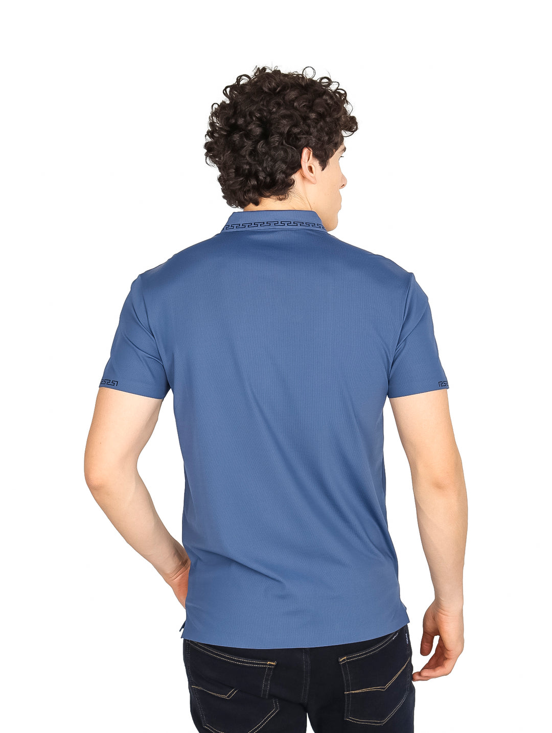 Hombre vistiendo una playera polo de color azul marino de manga corta.