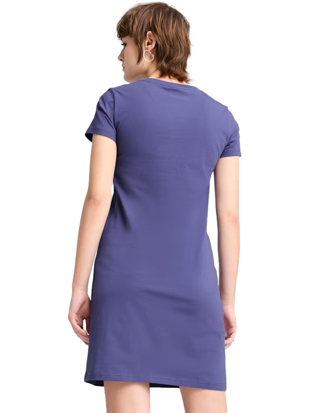 Mujer vistiendo un vestido deportivo corto y ajustado de color azul cristal con un pequeño logo de Puma en el pecho.