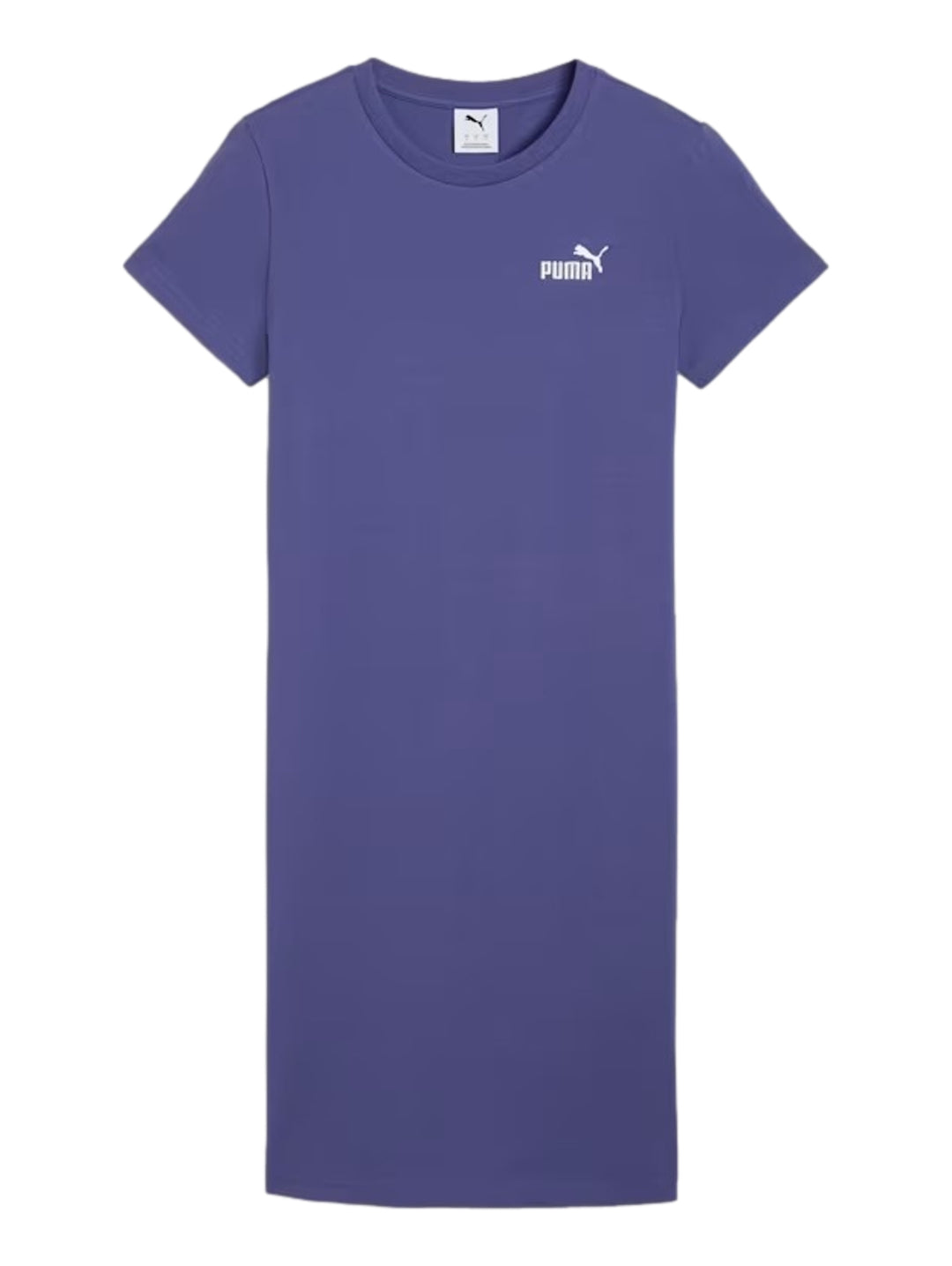Mujer vistiendo un vestido deportivo corto y ajustado de color azul cristal con un pequeño logo de Puma en el pecho.