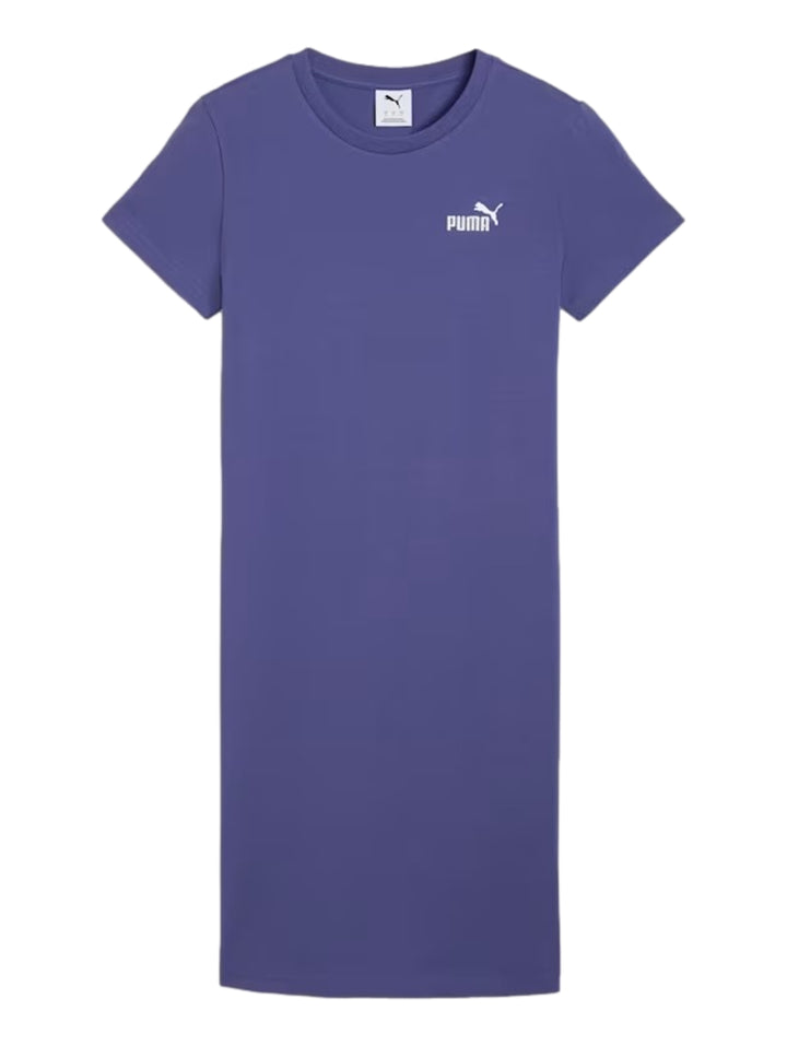 Mujer vistiendo un vestido deportivo corto y ajustado de color azul cristal con un pequeño logo de Puma en el pecho.