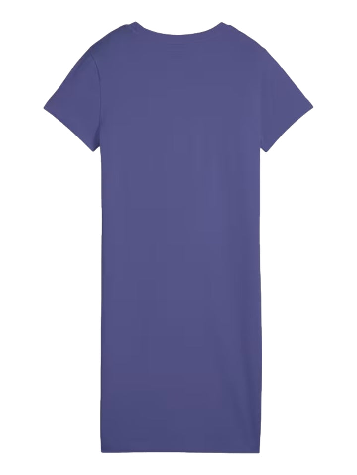 Mujer vistiendo un vestido deportivo corto y ajustado de color azul cristal con un pequeño logo de Puma en el pecho.