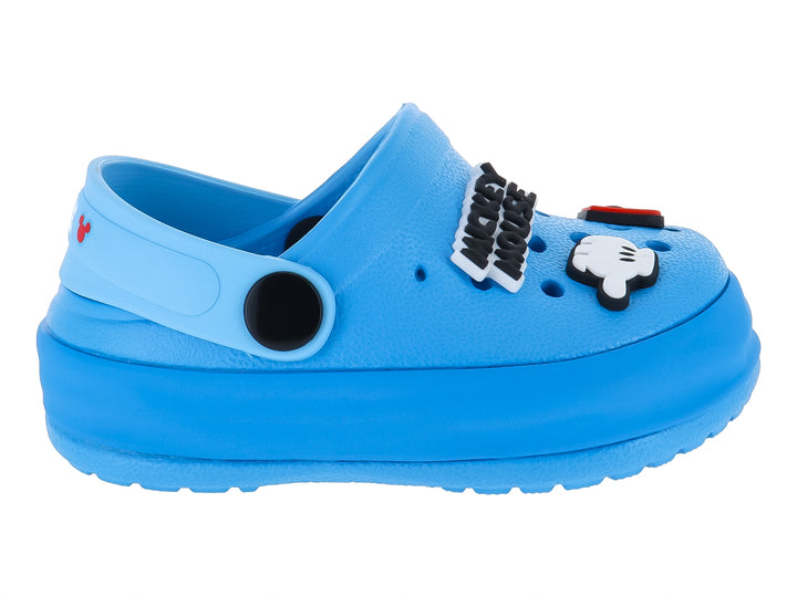 Zuecos azules de Mickey Mouse para niño con adornos decorativos y correa trasera negra.