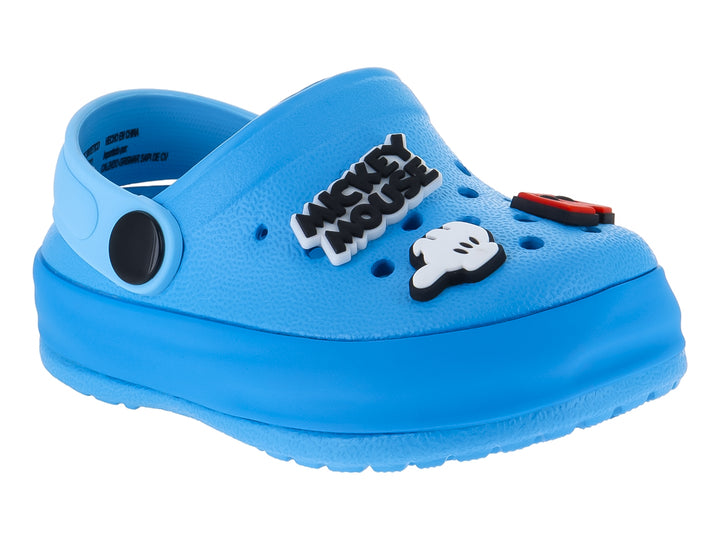 Zuecos azules de Mickey Mouse para niño con adornos decorativos y correa trasera negra.