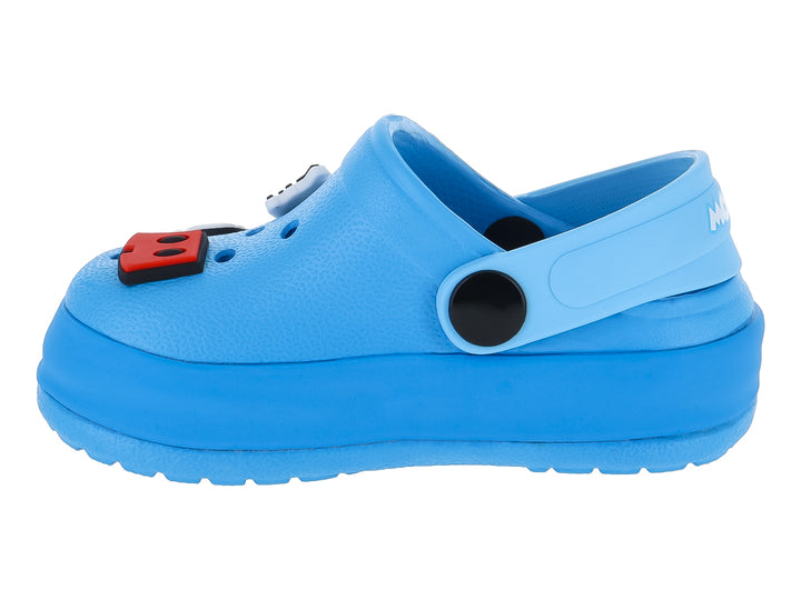 Zuecos azules de Mickey Mouse para niño con adornos decorativos y correa trasera negra.