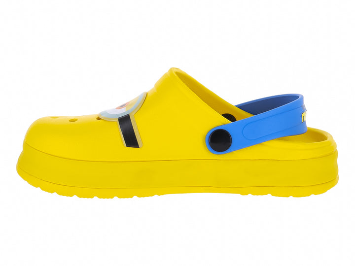 Zuecos amarillos para niño con diseño de Minion y correa trasera en color azul.