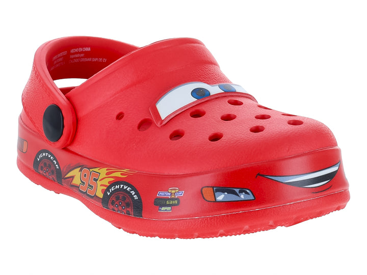 Zapatilla tipo clog color rojo con diseños de la película Cars y correa ajustable.