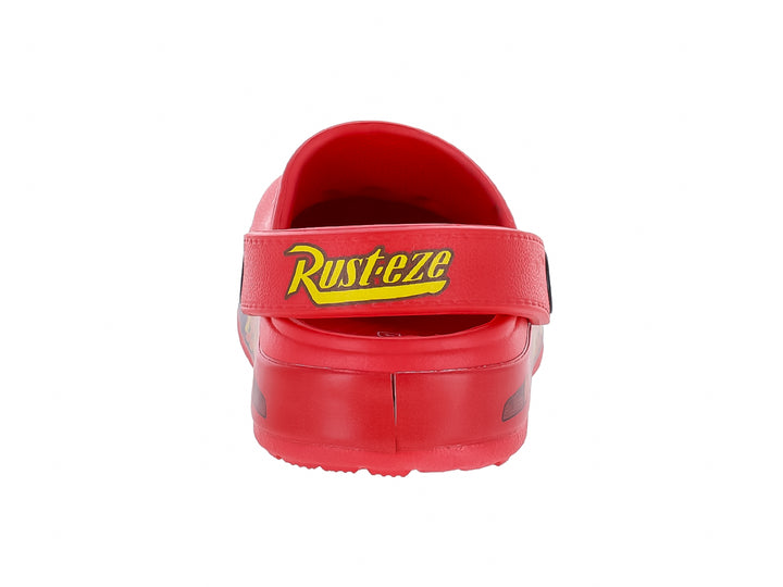 Zapatilla tipo clog color rojo con diseños de la película Cars y correa ajustable.