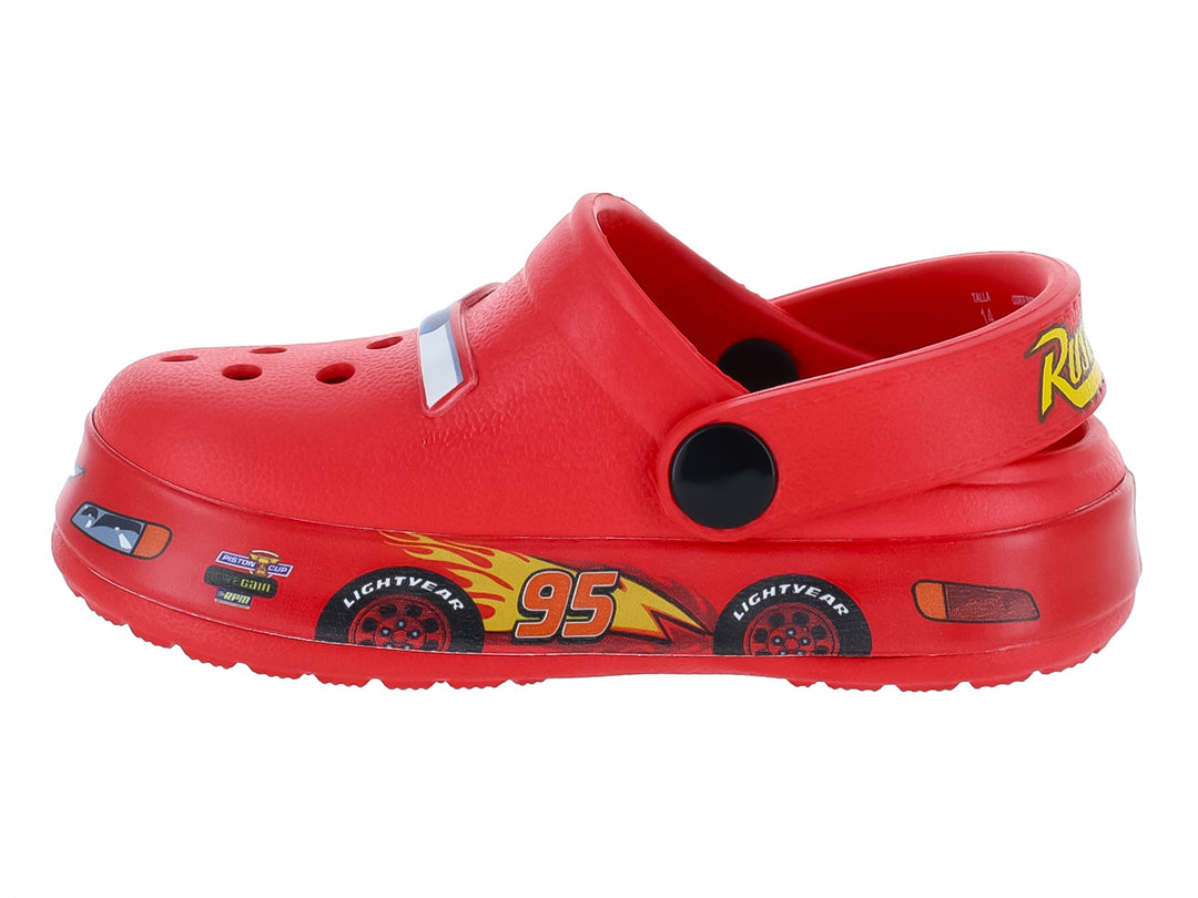 Zapatilla tipo clog color rojo con diseños de la película Cars y correa ajustable.