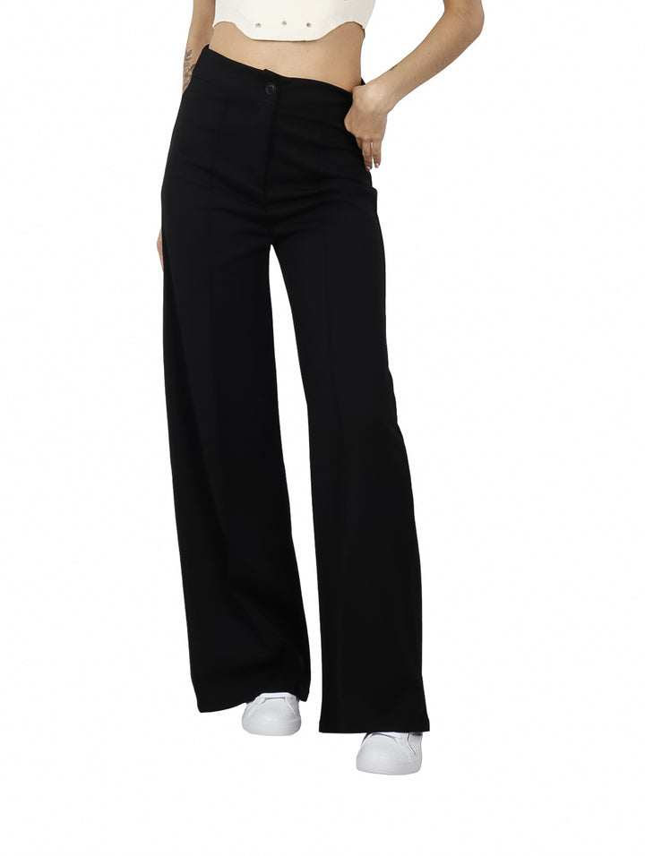 Pantalón negro de pierna ancha y talle alto para mujer.