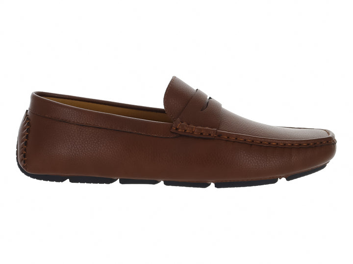 Zapato tipo mocasín color marrón con suela negra y costuras decorativas.
