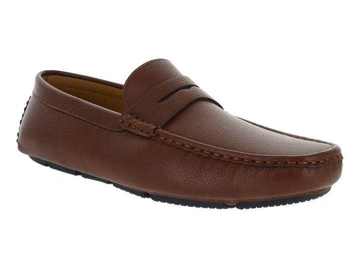 Zapato tipo mocasín color marrón con suela negra y costuras decorativas.