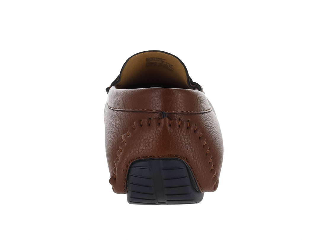 Zapato tipo mocasín color marrón con suela negra y costuras decorativas.