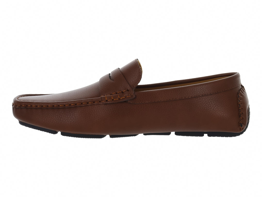 Zapato tipo mocasín color marrón con suela negra y costuras decorativas.