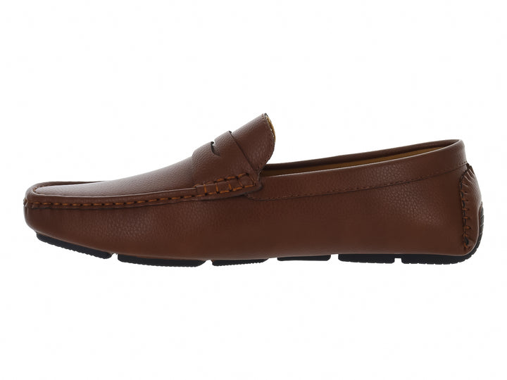 Zapato tipo mocasín color marrón con suela negra y costuras decorativas.