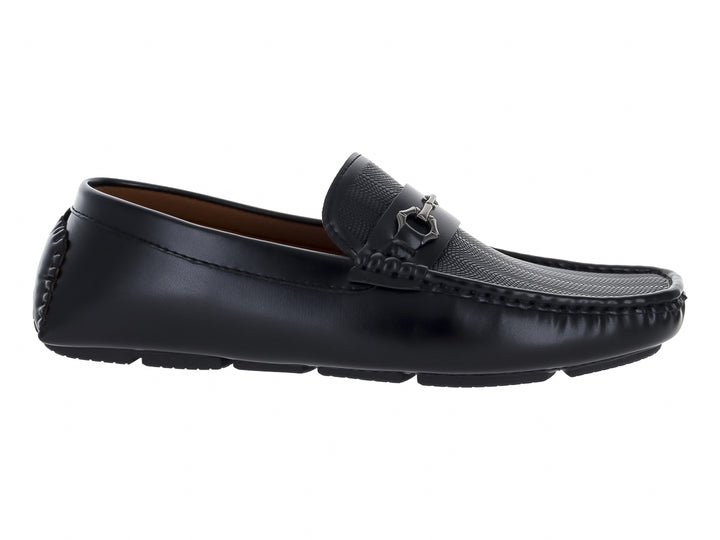 Zapato tipo mocasín color negro para hombre con detalle metálico en la parte superior y suela flexible.
