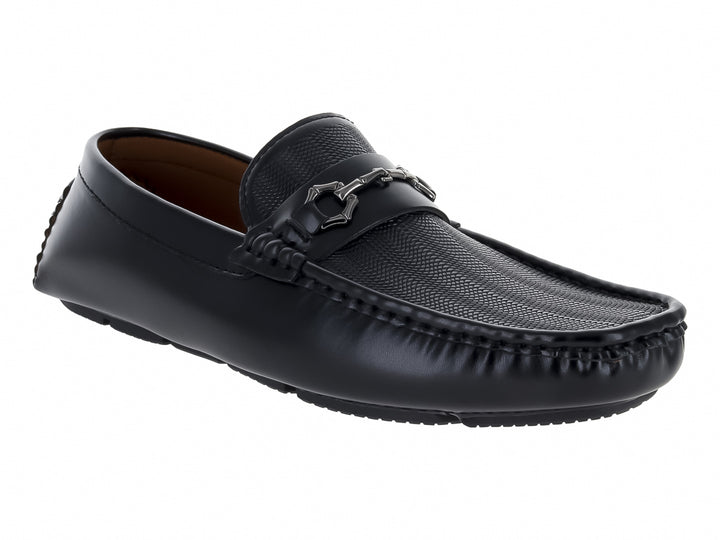 Zapato tipo mocasín color negro para hombre con detalle metálico en la parte superior y suela flexible.