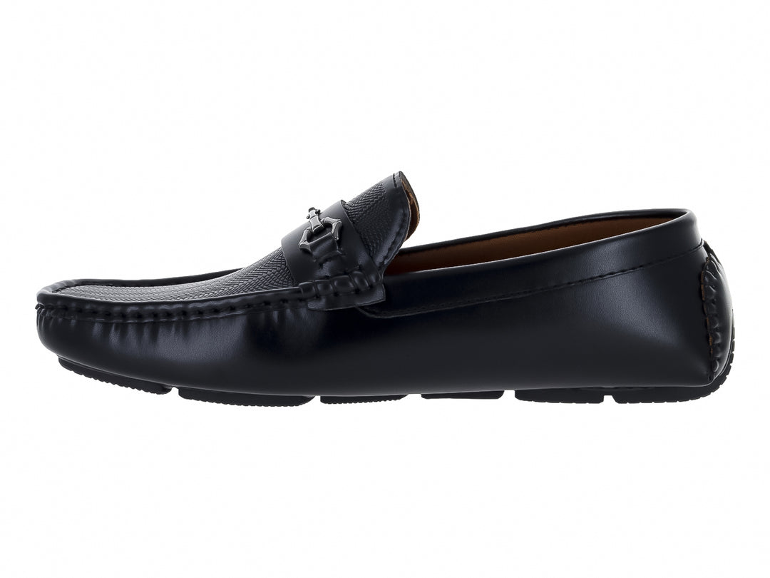 Zapato tipo mocasín color negro para hombre con detalle metálico en la parte superior y suela flexible.