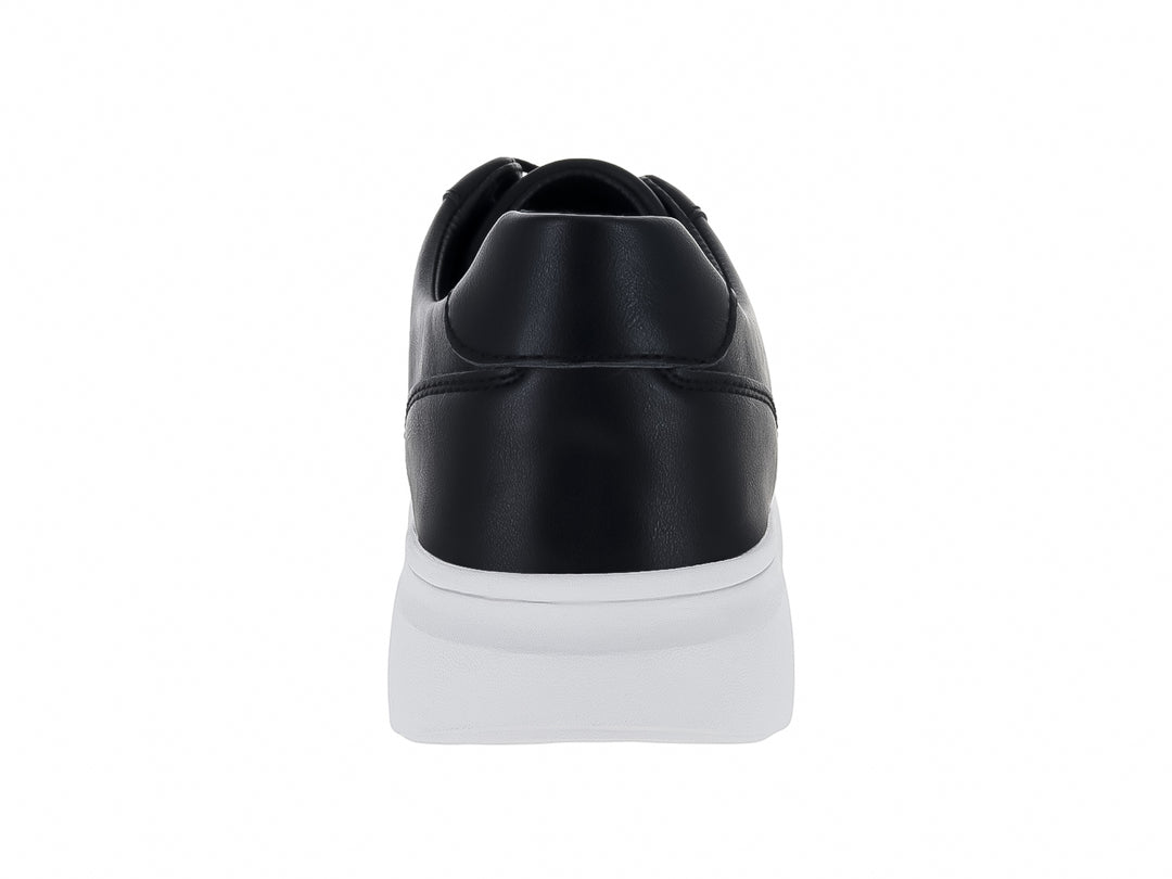 Tenis casuales color negro con suela blanca y cordones.